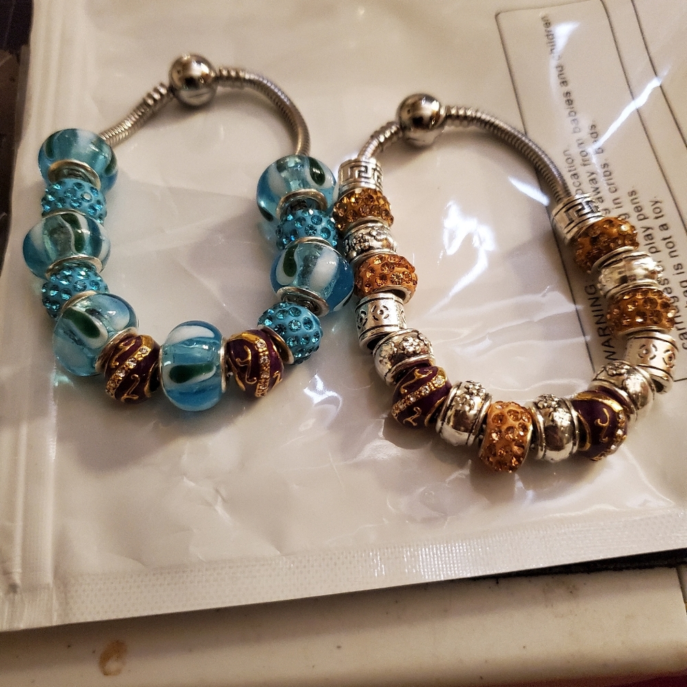 Bracelets/necklaces